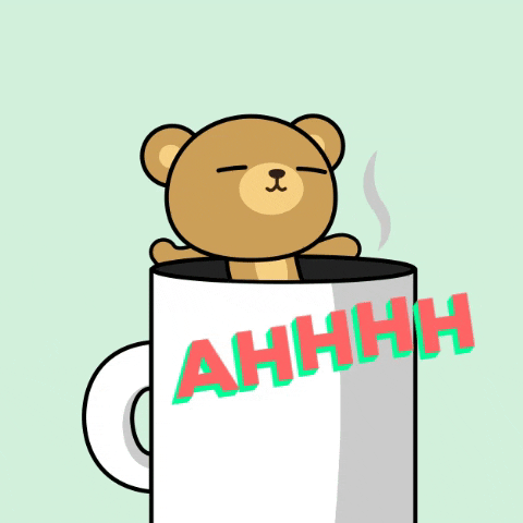 гифка с медведем, расслабляющимся в чашке с кофе 