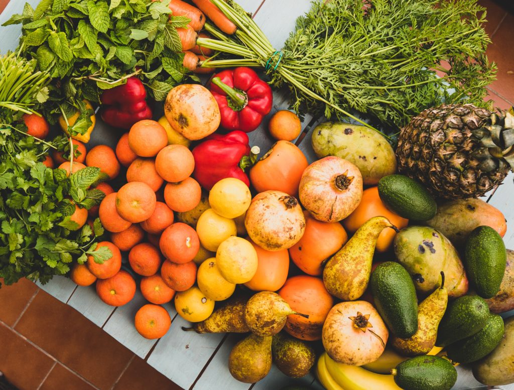 grönsaker och frukt displayfoto