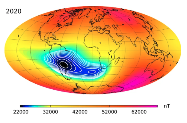 Globalni zemljevid, ki prikazuje južnoatlantsko magnetno anomalijo leta 2020, z barvnim gradientom od temno modre do rožnate barve, ki predstavlja jakost magnetnega polja od 22.000 do 62.000 nanotesla. Temno modre in črne obrisne črte označujejo območja najšibkejšega magnetnega polja nad južnim Atlantskim oceanom, ki se razteza od Južne Amerike do Afrike. Barvna črta na dnu predstavlja lestvico za jakost magnetnega polja.